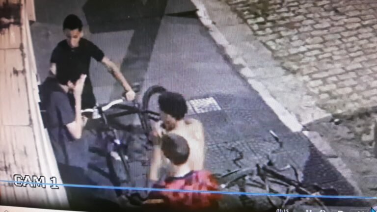 Criminosos dão soco em rosto de menino durante assalto em São Vicente; VÍDEO