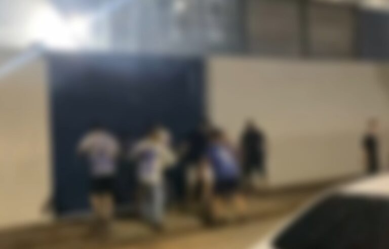 VÍDEO: Torcedores vandalizam portão do Martins Pereira após derrota do São José na Série A2