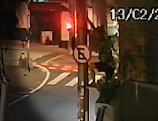 Homem cai de poste enquanto tentava pichar prédio em Campinas