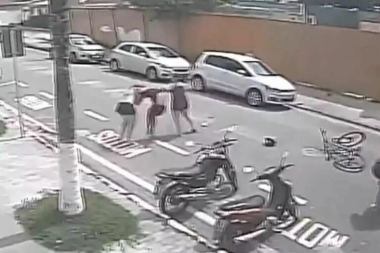 Ladrão foge após apanhar de três mulheres durante tentativa de assalto em Guarujá; VÍDEO
