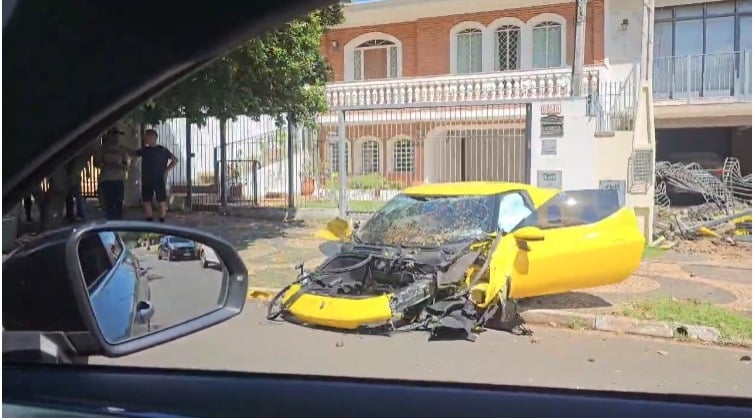 Ferrari fica destruída após acidente em Campinas