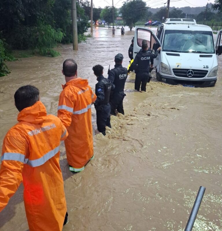 Defesa Civil de Taubaté resgata munícipes presos em van durante alagamento