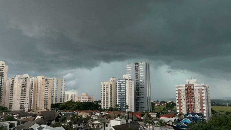 Frente fria muda o tempo no Vale do Paraíba neste fim de semana com chuva e queda de temperatura