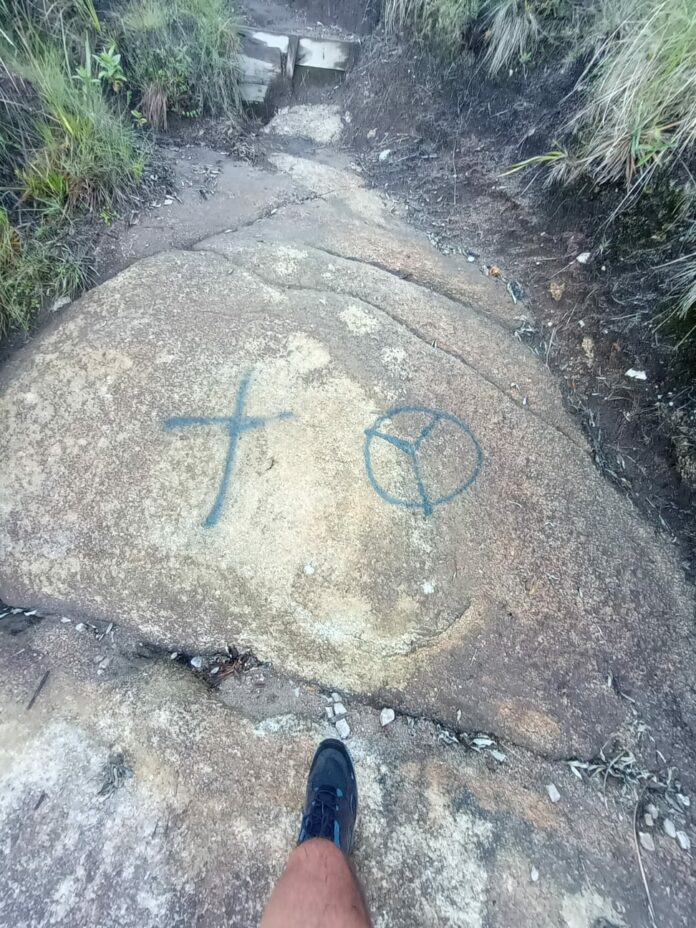 PM Ambiental multa família em R$ 8 mil por pichações em pedras no Pico do Marins, em Piquete