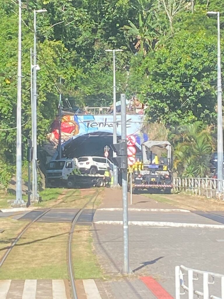 Carro entra em túnel de VLT, fura pneu e precisa ser guinchado em Santos