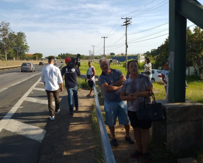 Passageiros cobram instalação de ponto de ônibus na Campinas-Monte Mor