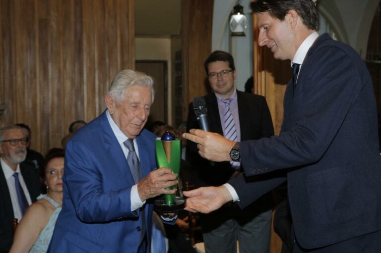 Aos 100 anos, fundador do INPE é homenageado com o troféu #BrazilBest