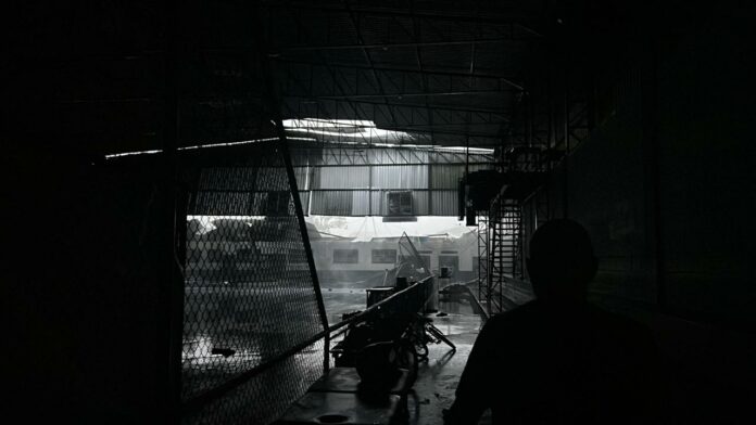 VÍDEO: Chuva com ventos fortes derruba parte de telhado de ginásio poliesportivo em Taubaté