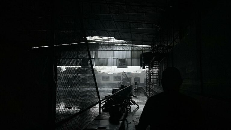 VÍDEO: Chuva com ventos fortes derruba parte de telhado de ginásio poliesportivo em Taubaté