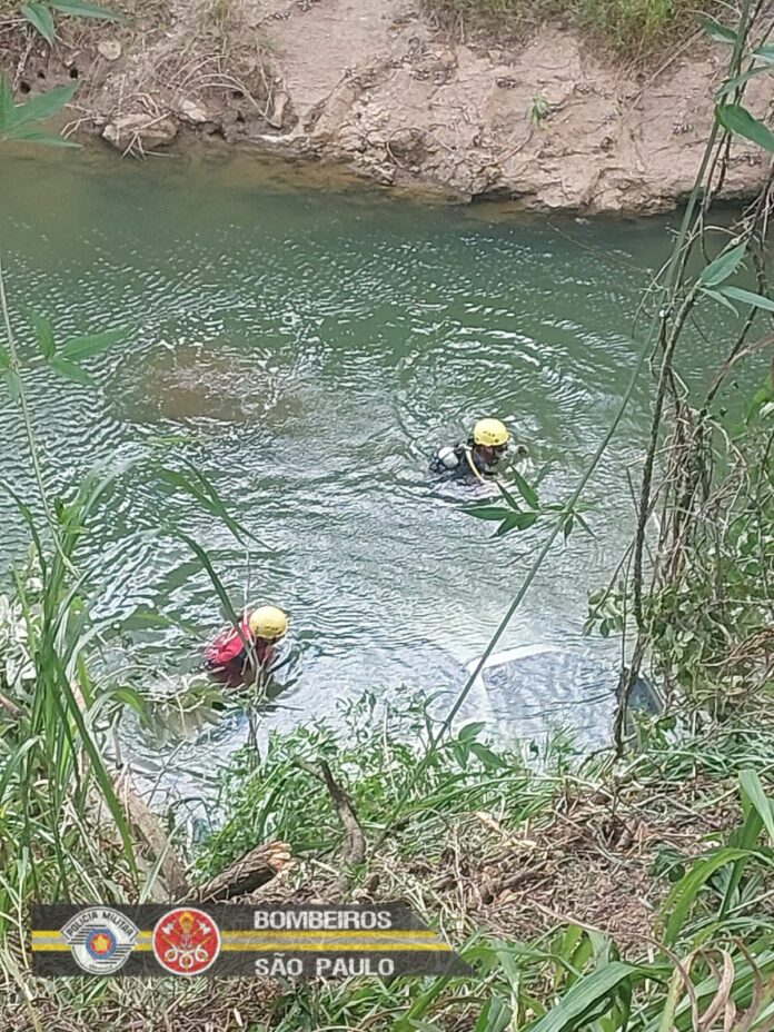 Idoso de 75 anos morre após carro cair em represa, em Santa Branca