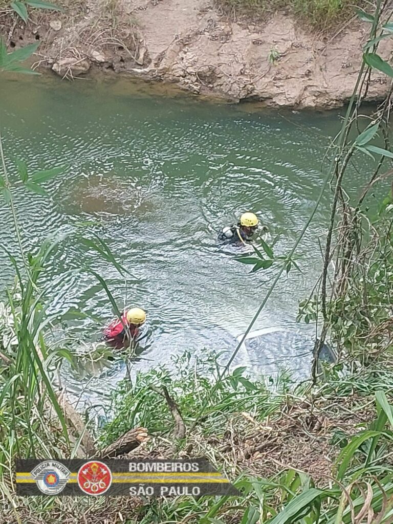 Idoso de 75 anos morre após carro cair em represa, em Santa Branca