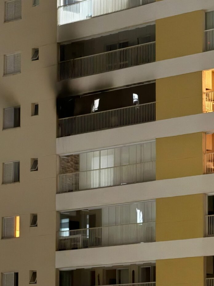 Apartamento pega fogo e mobiliza bombeiros em São José