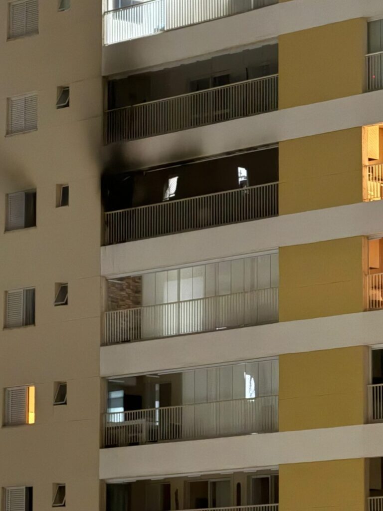 Apartamento pega fogo e mobiliza bombeiros em São José