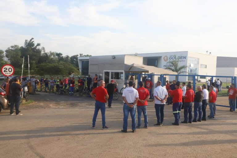 Trabalhadores de fábrica em Pindamonhangaba fazem protesto após morte de funcionário em acidente