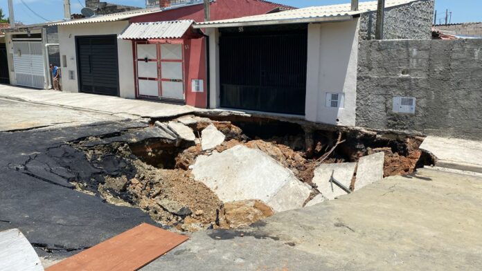 Nova cratera se abre em avenida no bairro Jardim Mourisco em Taubaté; residência teve que ser interditada