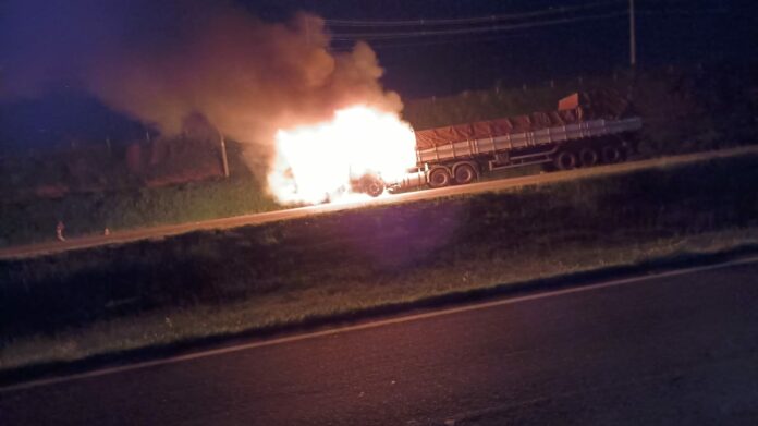 WhatsApp Image 2025-02-21 at 05.10.03 Acidente entre carreta e carro deixa um morto na Campinas-Mogi