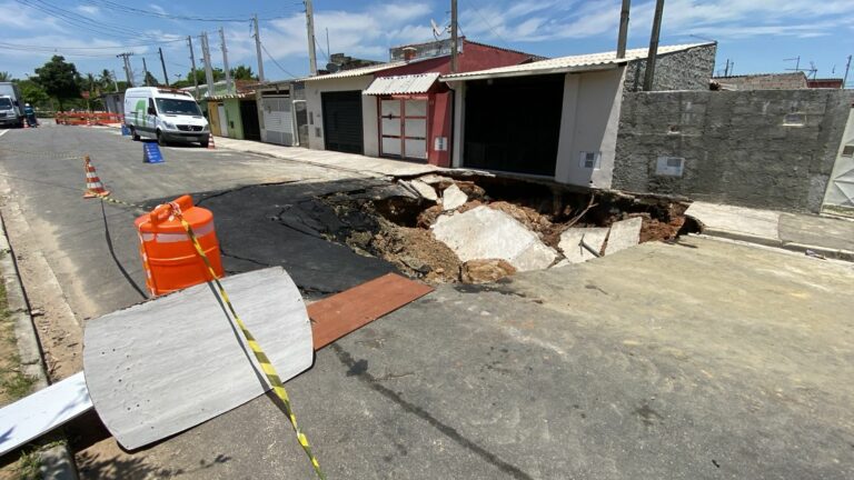 Segunda casa é interditada em avenida onde nova cratera se abriu no Jardim Mourisco, em Taubaté
