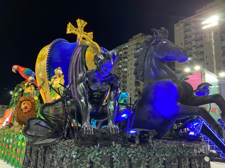 CARNAVAL 2025: Vila Mathias é a segunda escola do grupo de acesso a se apresentar e leva o tema da criação do mundo e a destruição do homem para a avenida