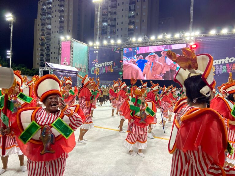 CARNAVAL 2025: Unidos da ZN é a terceira escola do grupo de acesso a se apresentar com muitos peixes na avenida representando a cidade