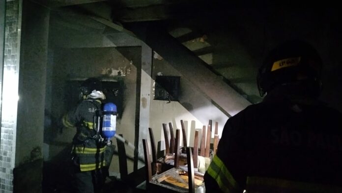 Incêndio em residência mobiliza bombeiros em Caraguatatuba Incêndio em residência mobiliza bombeiros em Caraguatatuba