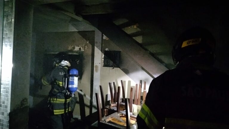 Incêndio em residência mobiliza bombeiros em Caraguatatuba