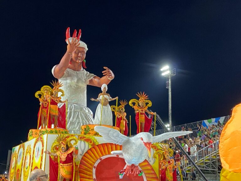 Carnaval 2025: Veja os melhores momentos da segunda noite do carnaval santista