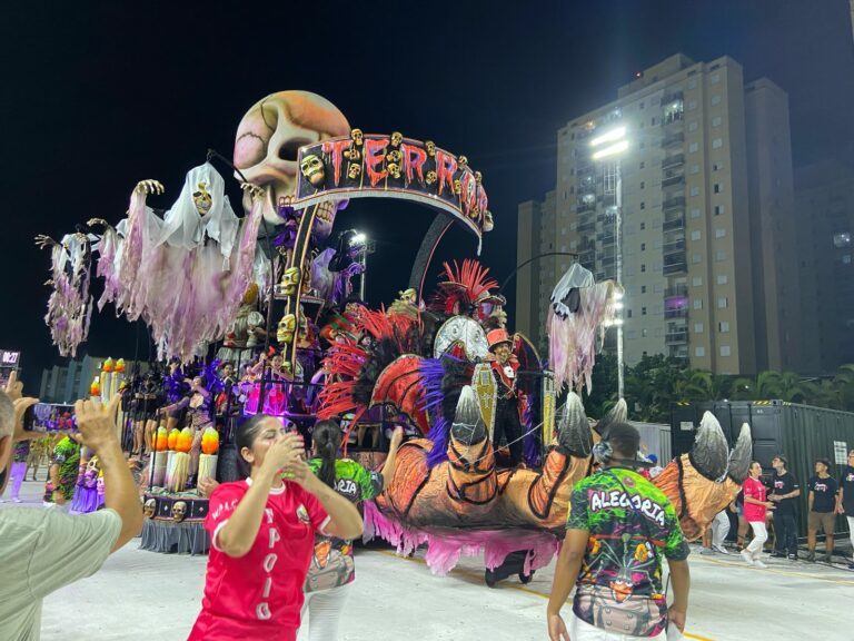 CARNAVAL 2025: verde e rosa dominaram a passarela do sambódromo Dráuzio da Cruz durante a segunda noite de desfile