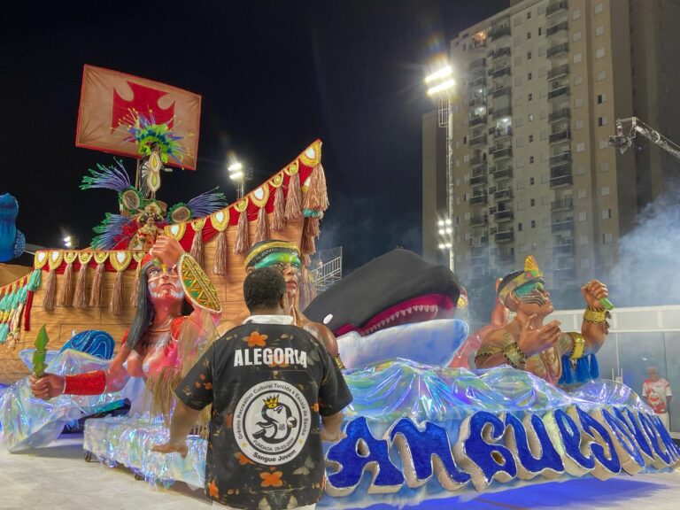 CARNAVAL 2025: encerrando os desfiles, Sangue Jovem homenageia São Vicente retratando a história da primeira cidade do Brasil