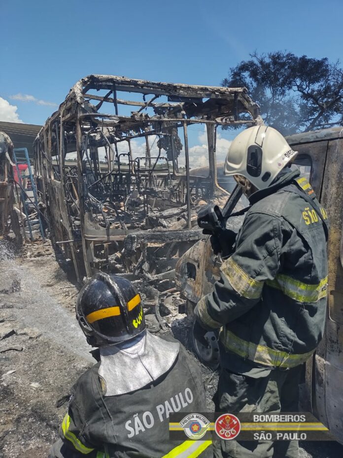 Incêndio atinge garagem de ônibus e destrói mais de 30 veículos em Lorena