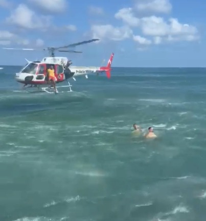 VÍDEO: Helicóptero Águia e bombeiros resgatam vítima de afogamento em Ubatuba