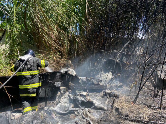 Incêndio em terreno que guardava cascos de lancha mobiliza bombeiros em Caraguatatuba