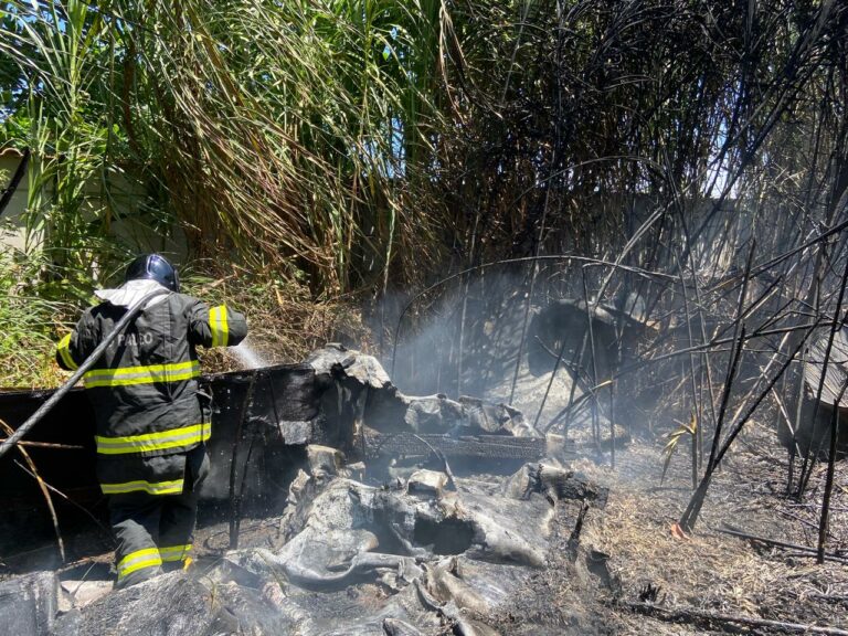 Incêndio em terreno que guardava cascos de lancha mobiliza bombeiros em Caraguatatuba