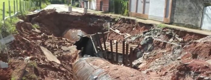 Após chuvas, Prefeitura aumenta prazo para término de obra na cratera da Estiva em Taubaté Após chuvas, Prefeitura aumenta prazo para término de obra na cratera da Estiva em Taubaté