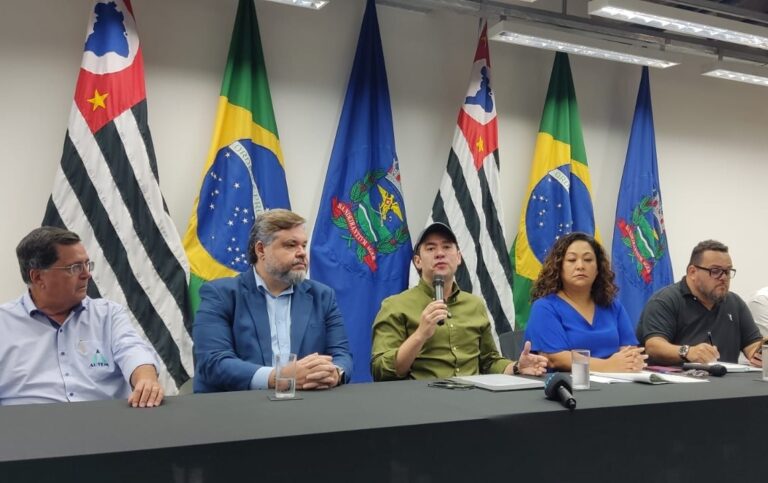 Em ato de R$ 5.3 milhões, prefeitura promete recapear ruas da cidade; obra deve beneficiar 15 bairros em 60 dias