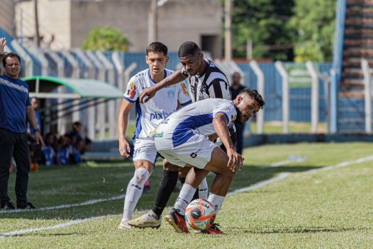 Comercial perde para o líder e flerta com o rebaixamento
