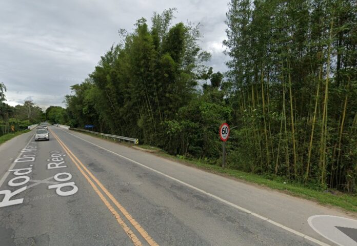 Motorista de 39 anos morre após bater em caminhão na Rio-Santos, em Ubatuba