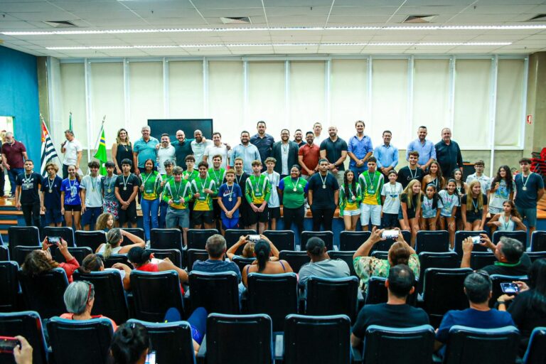 Prefeitura de Paulínia entrega bolsas esportivas a 38 atletas
