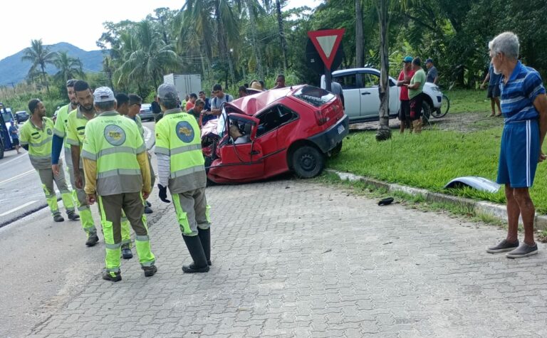 Acidente causa morte de homem e deixa outro ferido na Rio-Santos, em Caraguatatuba