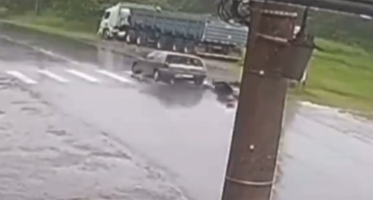 Motociclista morre após colidir em carro e garupa fica ferida em Peruíbe; VÍDEO