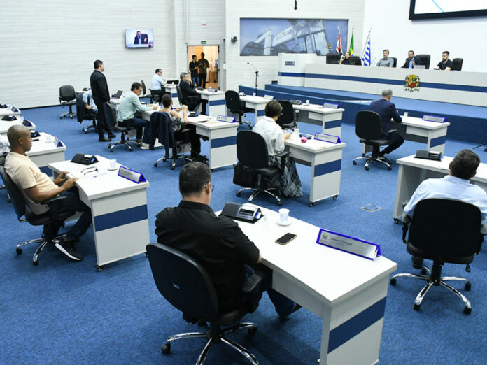 Vereadores aprovam reajuste de 5% no pagamento de servidores municipais em São José Vereadores aprovam reajuste de 5% no pagamento de servidores municipais em São José