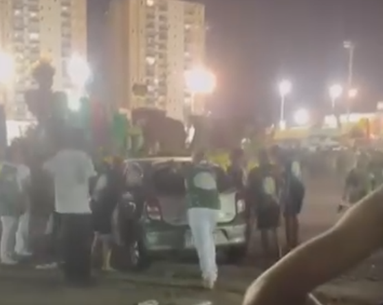 ARMAÇÃO? Vídeo mostra carro impedindo saída de alegoria de escola de samba de Santos durante noite de desfile