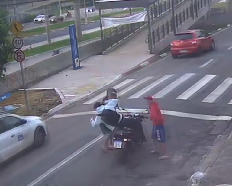 Menores de idade roubam motocicleta na Avenida John Boy Dunlop