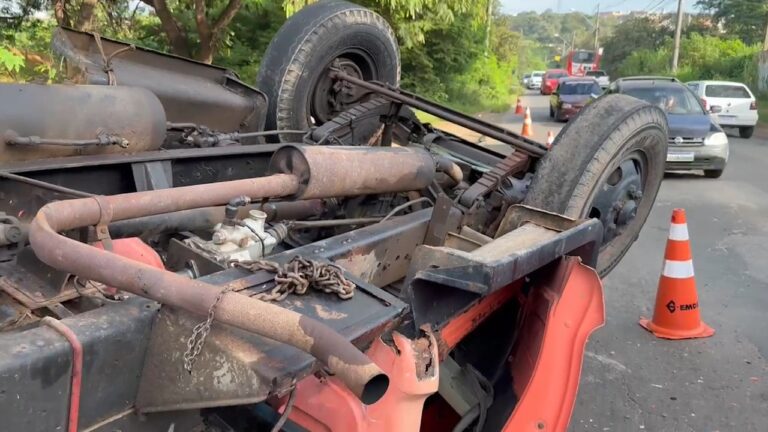 Criminosos furtam caminhão carregado  e capotam durante a fuga em Campinas