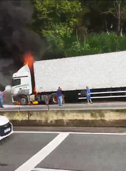 Caminhão em chamas bloqueia trânsito na Dutra, em Jacareí