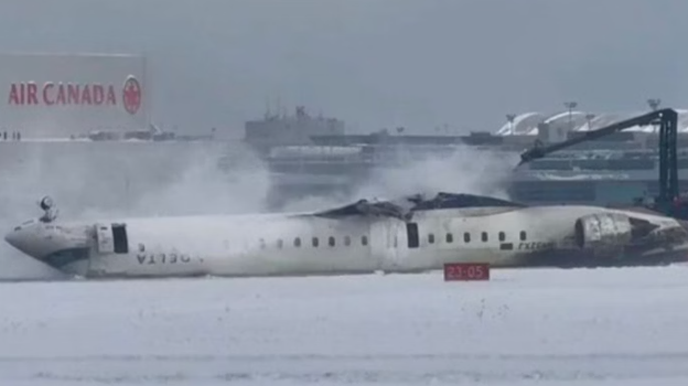 Avião se acidenta e fica de ponta-cabeça ao pousar em Toronto; há ao menos 15 feridos