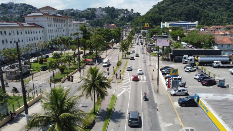 Via em frente à Santa Casa de Santos é preparada para receber serviços de drenagem