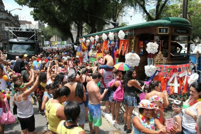 Folia 2025: Carnabonde e Carnacentro são atrações na cidade de Santos