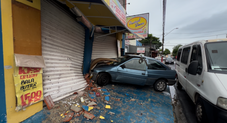 Motorista embriagado salta de carro em movimento e destrói comércio