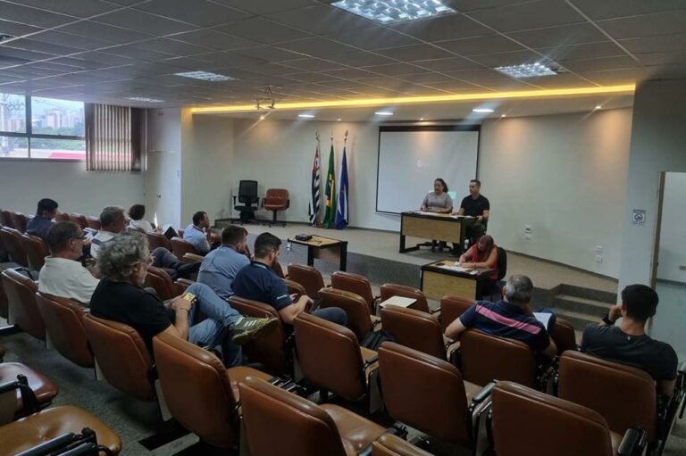 Prefeitura retoma discussões sobre gestão de fios de telefonia e internet soltos em vias públicas