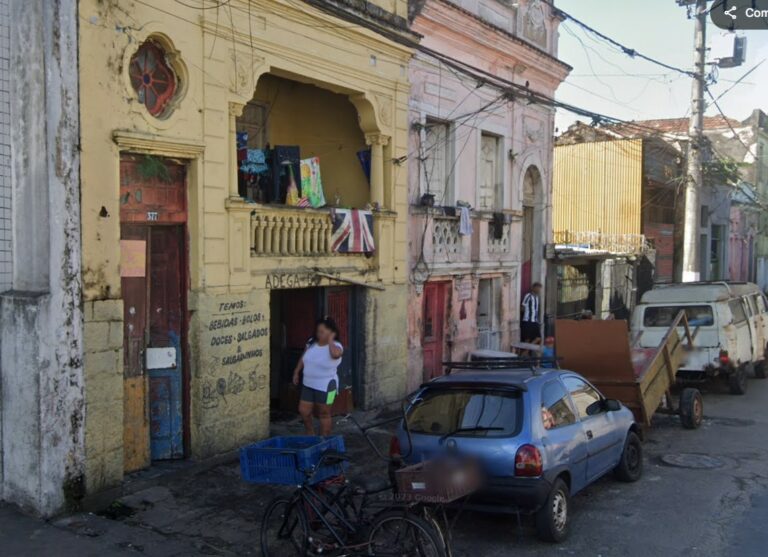 Cortiço desaba e deixa quatro pessoas feridas em cidade do litoral